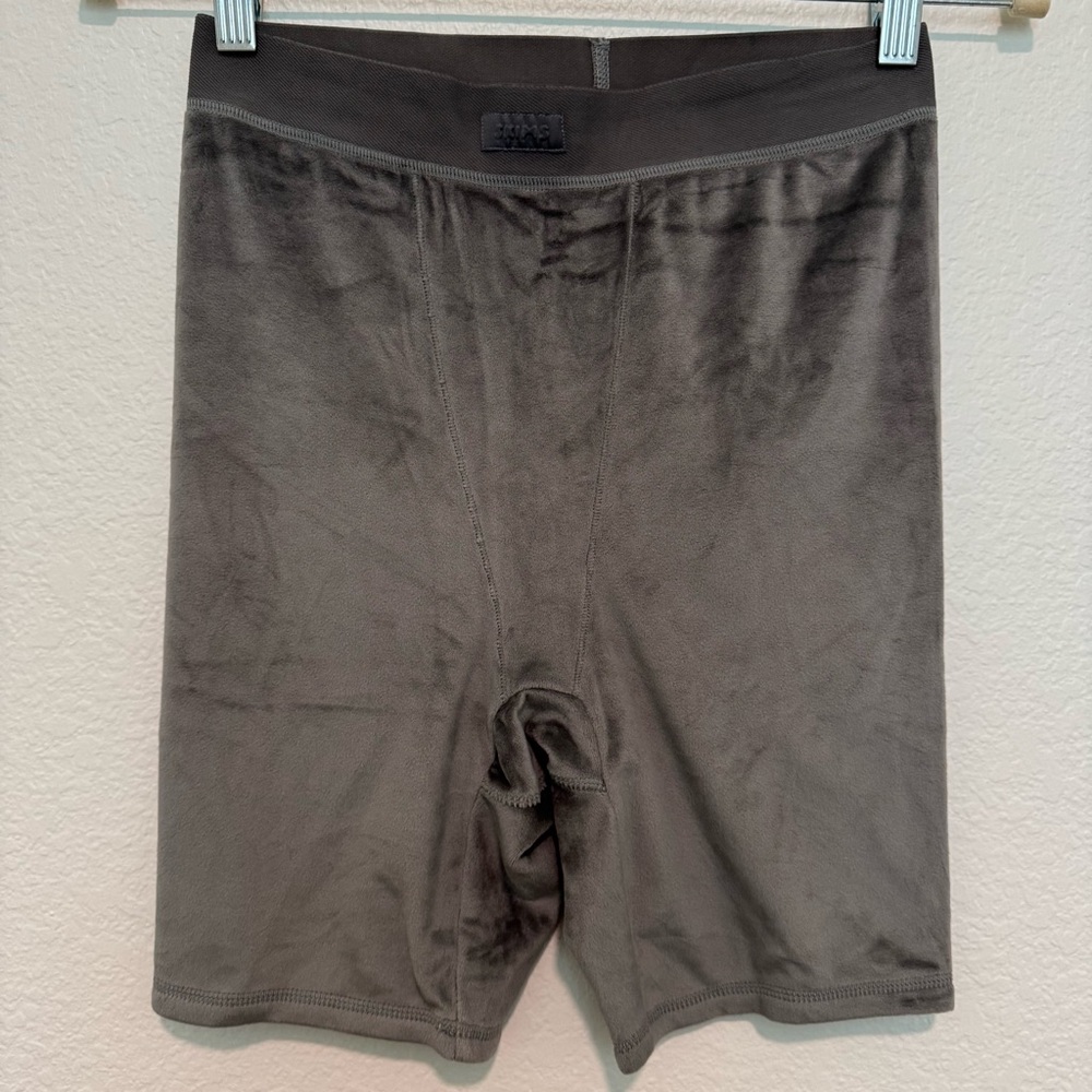 SKIMS Velour Bike Shorts in Gunmetal - Medium - Picture 3 of 6